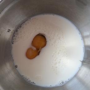 将鸡蛋与牛奶混合均匀。