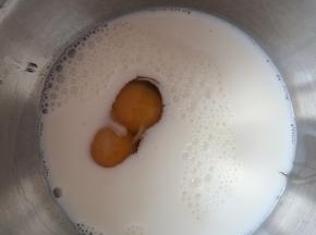 将鸡蛋与牛奶混合均匀。