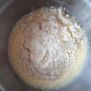 筛入预拌粉，搅拌均匀。