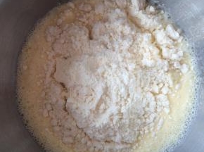 筛入预拌粉，搅拌均匀。