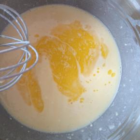 加入融化的黄油，搅拌均匀。