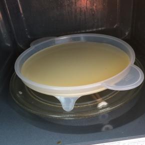 放入微波炉中，高火1.5分钟。