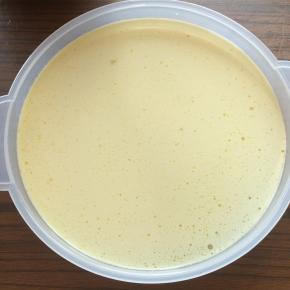 将搅拌好的蛋糊液舀一勺放入展艺班戟盘内。