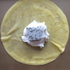 用班戟皮包裹奶油，与喜欢的水果。