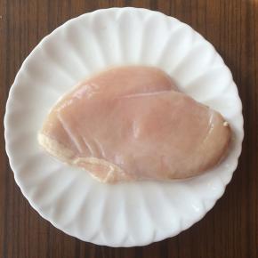 准备一块鸡胸肉，清洗干净。