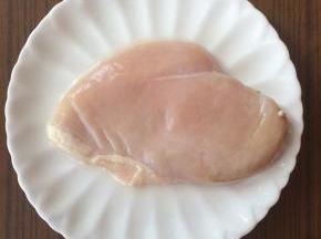 准备一块鸡胸肉，清洗干净。