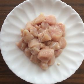 切成1.5cm左右的肉丁。