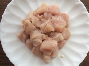切成1.5cm左右的肉丁。