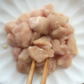 加入盐、胡椒粉、料酒，腌制20分钟。喜欢辣的，可以少加一些辣椒粉。