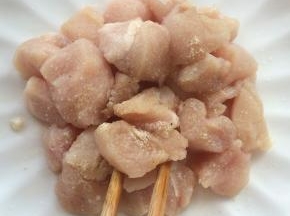 加入盐、胡椒粉、料酒，腌制20分钟。喜欢辣的，可以少加一些辣椒粉。