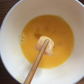 再裹一层鸡蛋液。