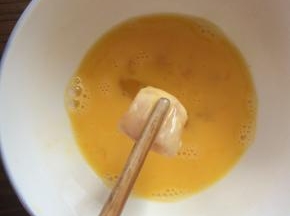 再裹一层鸡蛋液。