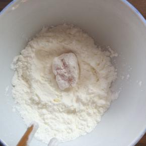 腌好的鸡肉丁，先裹一层淀粉。