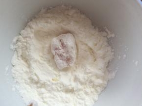 腌好的鸡肉丁，先裹一层淀粉。