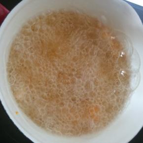 锅内倒入适量食用油，油温5成热时，依次放入鸡丁，炸两三分钟即可。