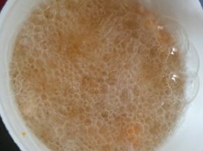 锅内倒入适量食用油，油温5成热时，依次放入鸡丁，炸两三分钟即可。