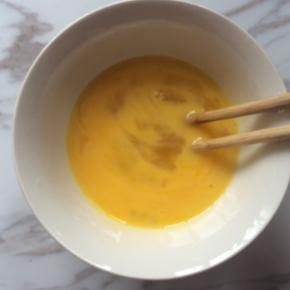 鸡蛋打散备用。