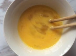 鸡蛋打散备用。