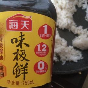 加入味极鲜酱油，翻炒均匀。