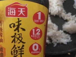 加入味极鲜酱油，翻炒均匀。