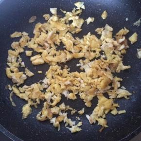 锅内倒入适量食用油，先炒鸡蛋，用铲子将炒好的鸡蛋划散成小块盛出备用。