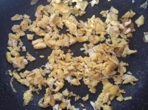 锅内倒入适量食用油，先炒鸡蛋，用铲子将炒好的鸡蛋划散成小块盛出备用。