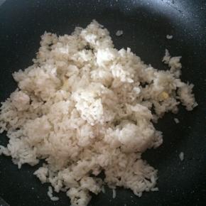 倒入剩米饭，炒均匀。