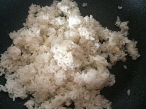 倒入剩米饭，炒均匀。