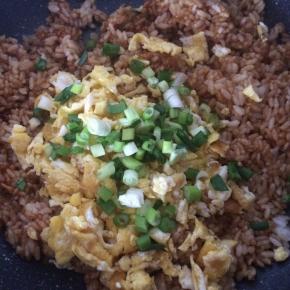 倒入炒好的鸡蛋，香葱碎，翻炒均匀即可出锅。