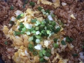 倒入炒好的鸡蛋，香葱碎，翻炒均匀即可出锅。