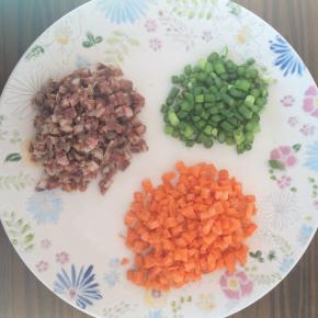 将腊肠、胡萝卜、蒜薹切小丁备用。