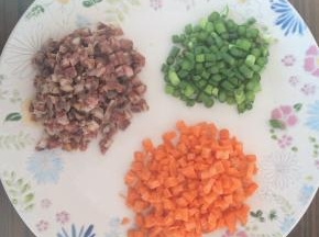 将腊肠、胡萝卜、蒜薹切小丁备用。