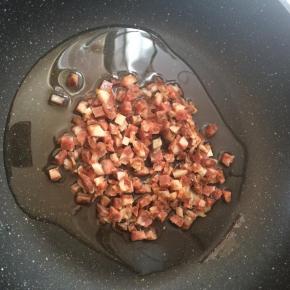 锅内倒油，放入腊肠小火翻炒出油。