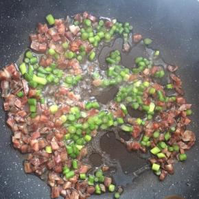 放入蒜薹丁翻炒。