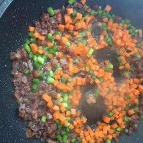 放入胡萝卜丁翻炒。