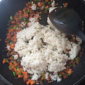 炒至蔬菜7分熟，放入米饭继续翻炒。