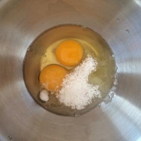 鸡蛋磕入打蛋盆中，加入糖，搅拌均匀。