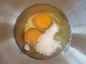 鸡蛋磕入打蛋盆中，加入糖，搅拌均匀。