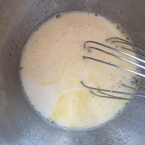 加入牛奶，搅拌均匀。