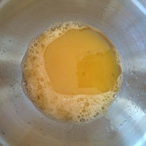 加入玉米油，用蛋抽搅拌均匀。