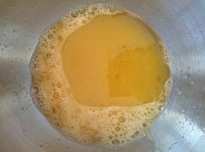 加入玉米油，用蛋抽搅拌均匀。