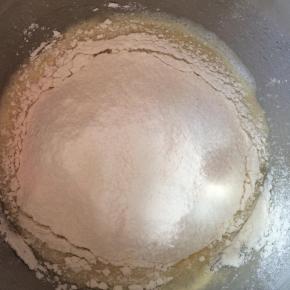 筛入藜麦蛋糕粉与泡打粉的混合物。