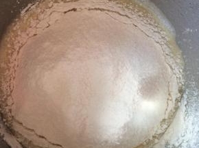 筛入藜麦蛋糕粉与泡打粉的混合物。