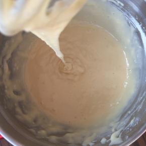 搅拌均匀至无干粉状态即可。