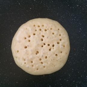 平底锅小火加热，锅内不用放油，取一个小勺舀一勺面糊，由二十公分高处缓缓倒入锅中，不用转动锅，它会慢慢外渗成漂亮的圆形。
小火煎至大约1分钟以后，表面开始有泡泡，当泡泡有爆破状态时，翻面再煎1分钟即可。