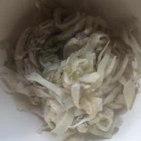 酸菜清洗干净、切细丝。