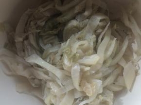 酸菜清洗干净、切细丝。