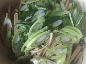 葱切碎。