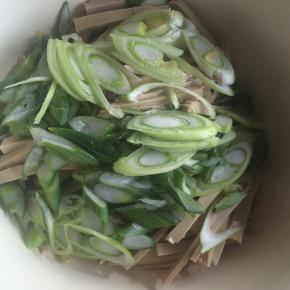 将炸好的花椒油趁热浇在菜上。