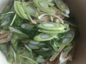 将炸好的花椒油趁热浇在菜上。
